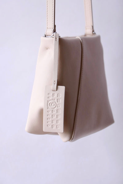 Maison Margiela フェイクスエード ヴィンテージ風 ボディバック MM6 Maison Margiela Folded J Shoulder Bag in Tapioca | WE ARE ICONIC