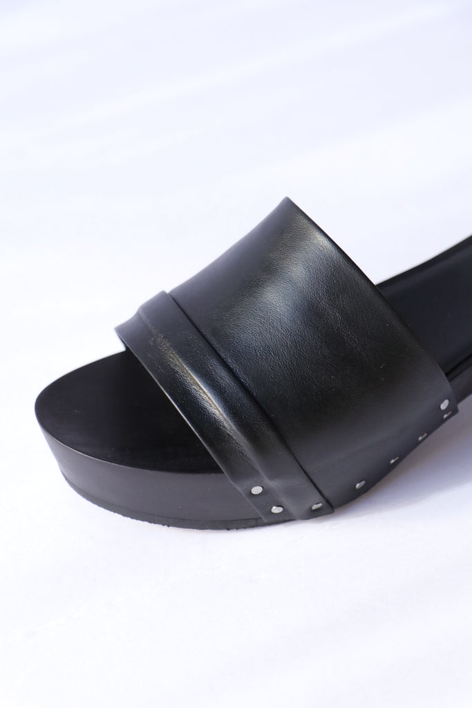 Lauren Manoogian Low Pleat Clog in Black