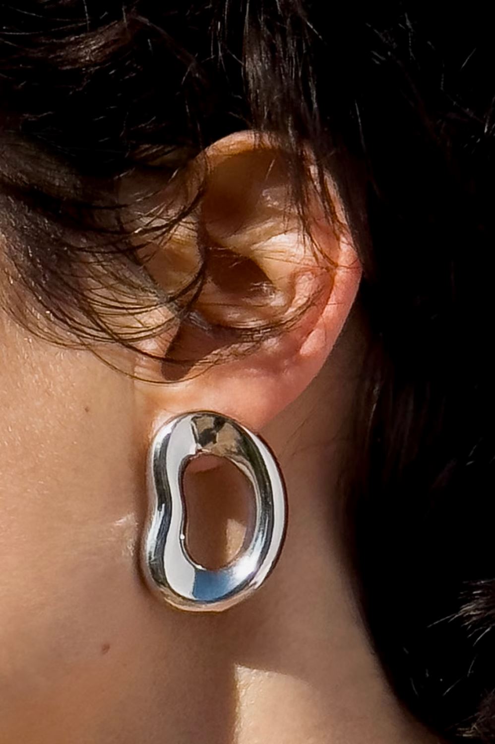 ★charlotte chesnais★ Shima Earrings ピアス vermeil (ペア) Charlotte Chesnais Shima Earrings in Silver | WE ARE ICONIC