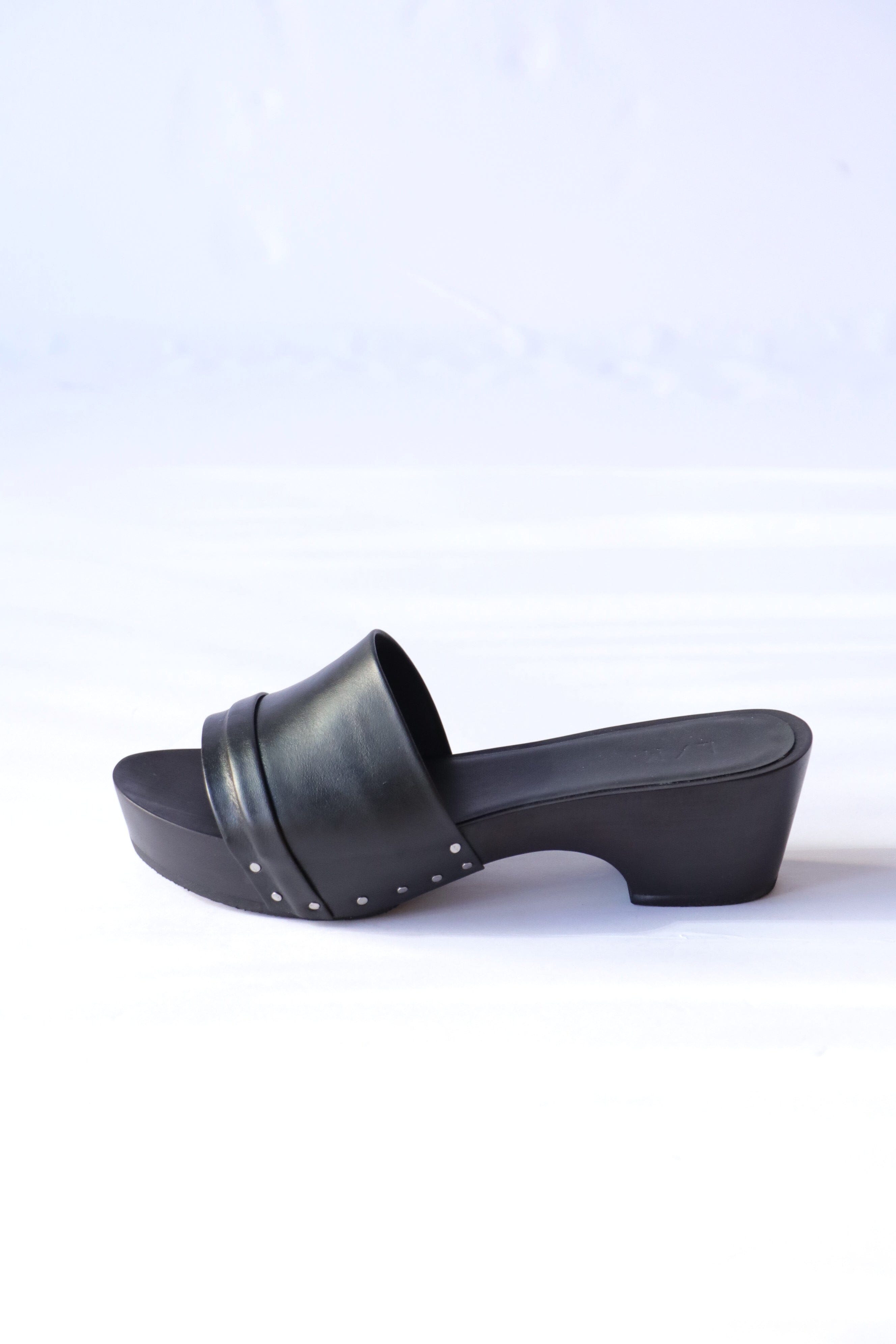 Lauren Manoogian Low Pleat Clog in Black | WE ARE ICONIC