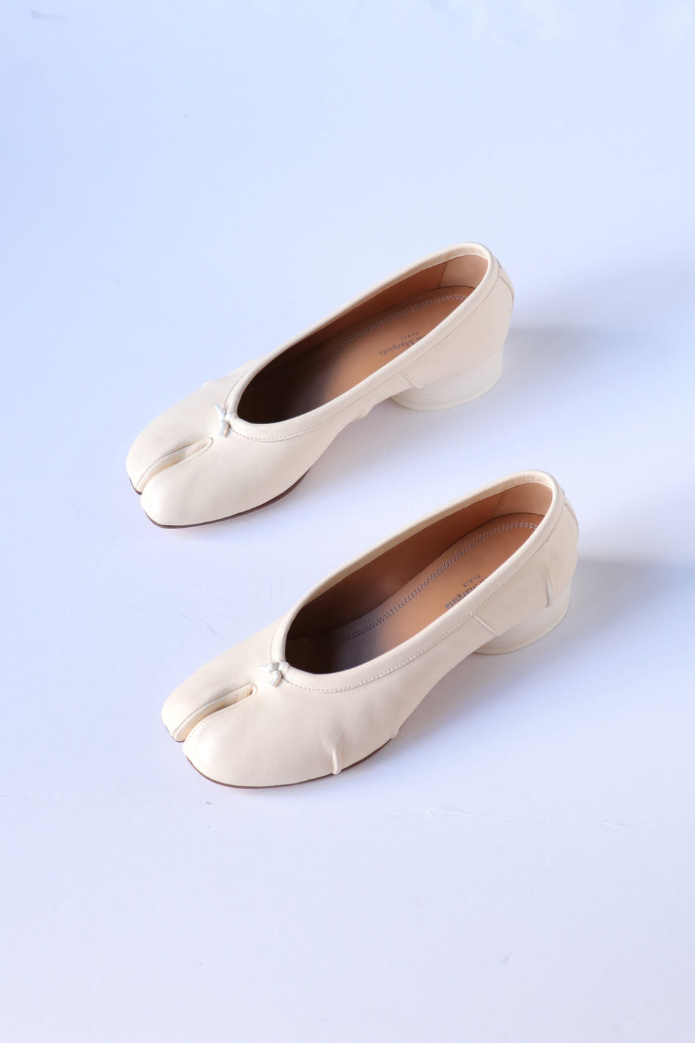 【送関込】Maison Margiela☆ホワイト Tabi new ballerina White Tabi New Ballerina Heels by Maison Margiela on Sale