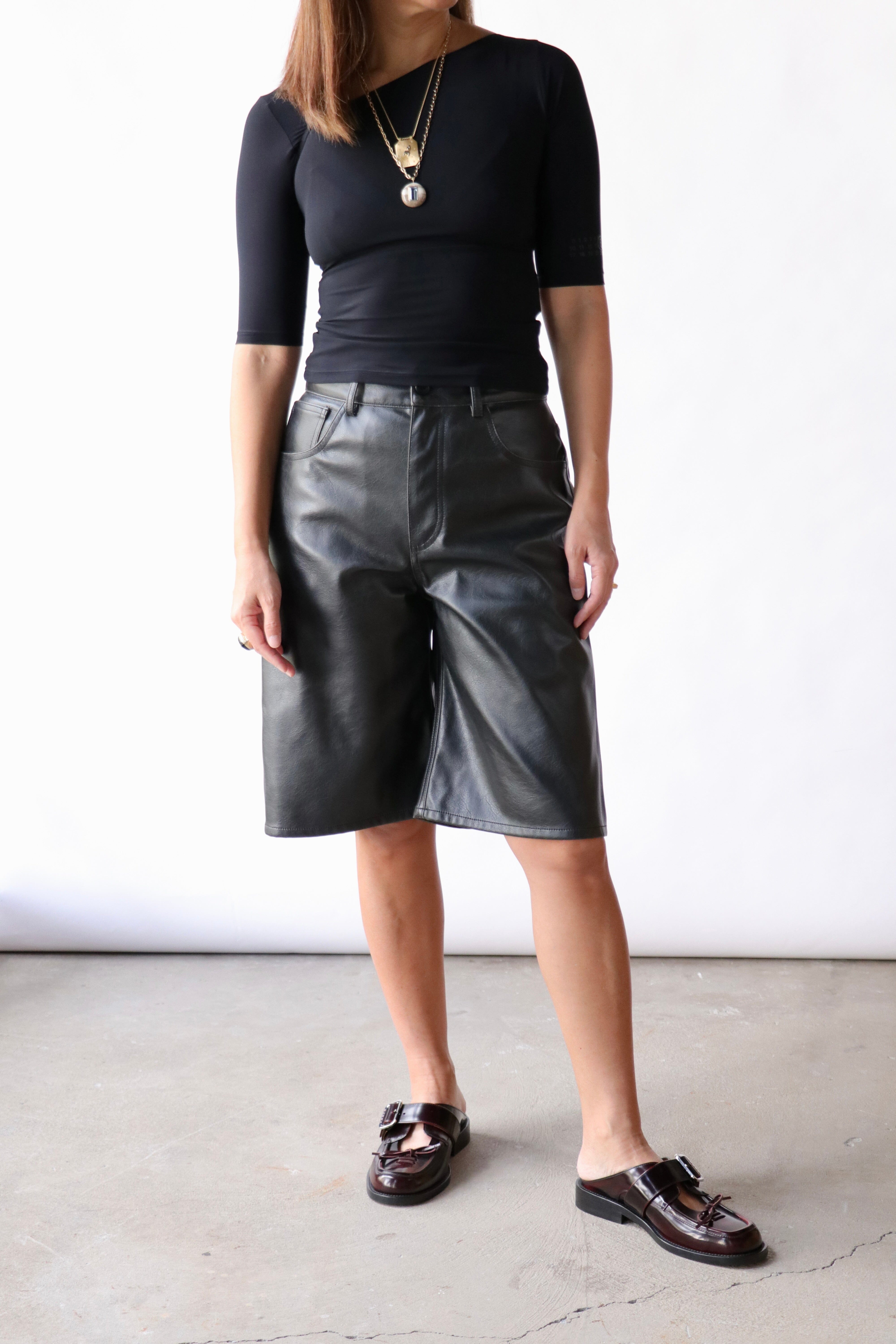 MM6 maison margiela フェイクレザーショーツ MM6 Maison Margiela Faux Leather Knee-length Shorts | WE ARE ICONIC