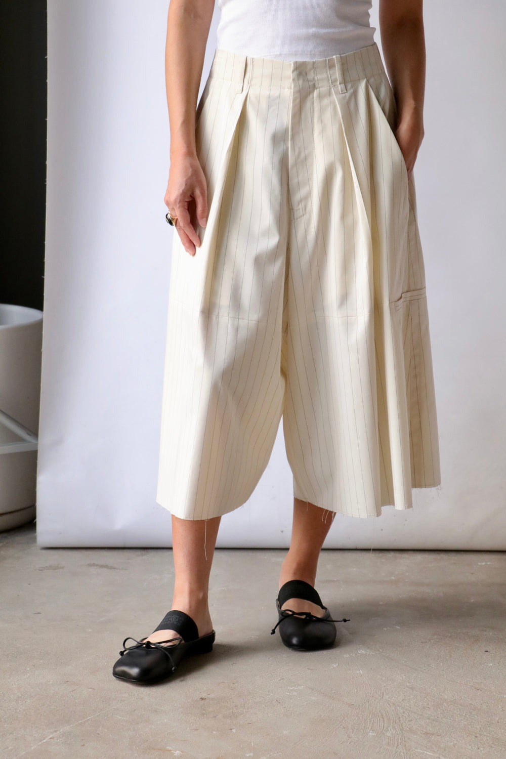 MM6 Maison Margiela Wide Leg Shorts in Off White/Black