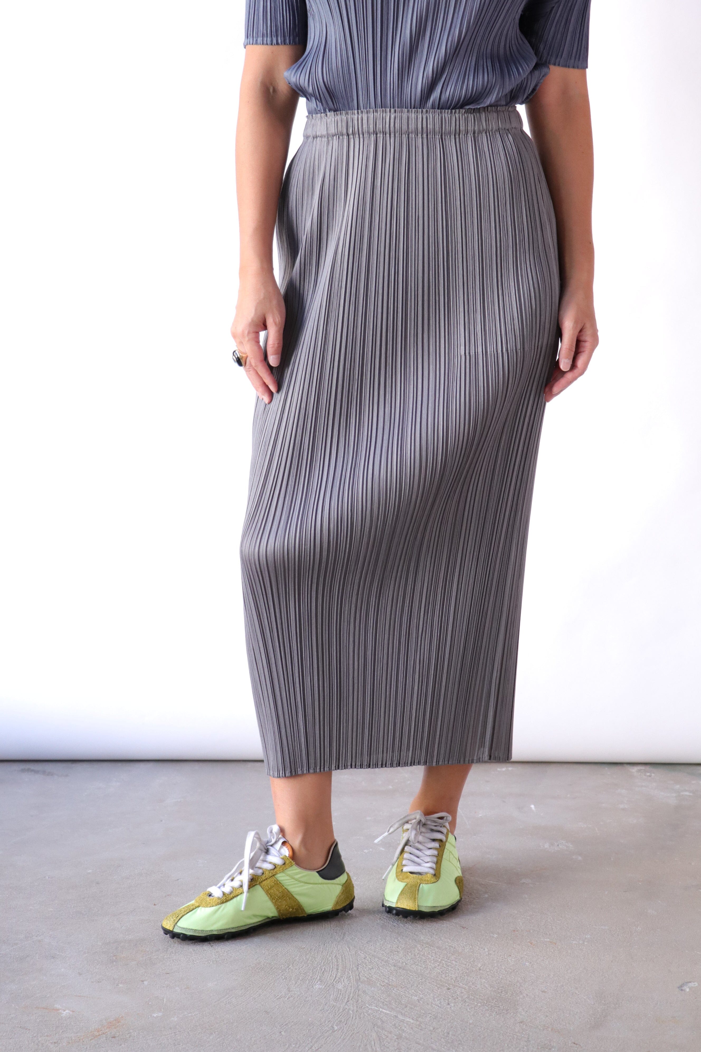 週末お値引きです！　PLEATS PLEASE ISSEY MIYAKE 美品 Issey Miyake Pleats Please grey maxi skirt that is scrunched