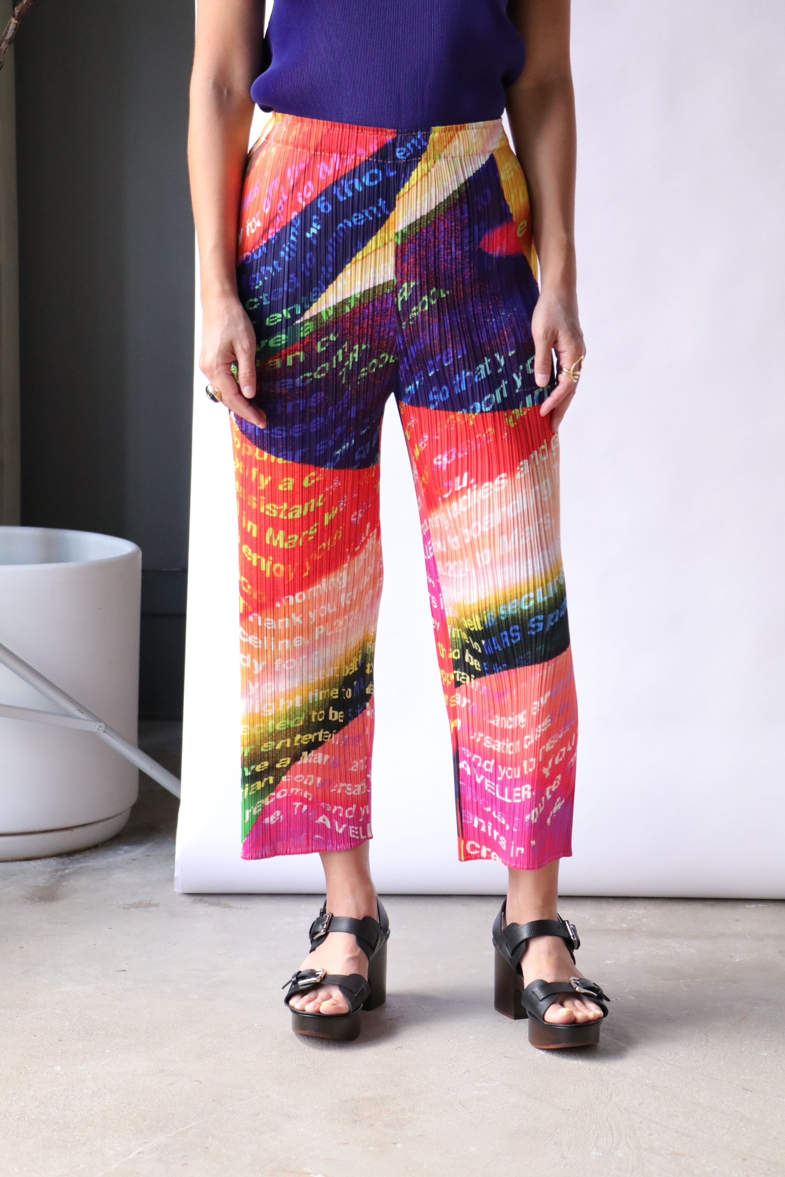 ワンピース PLEATS PLEASE ISSEY MIYAKE VOYAGER Pleats Please Issey Miyake Voyager Pants in Sunset Orange | WE ARE