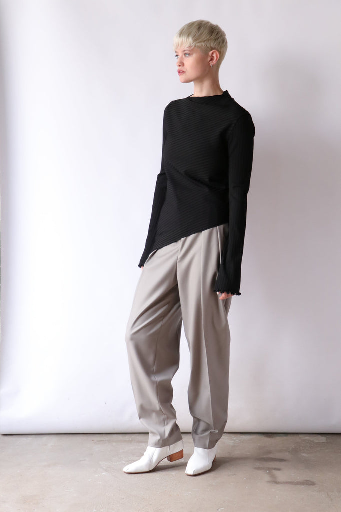 Róhe Asymmetrical Long Sleeve Top in Noir T-Shirts & Tanks Róhe 